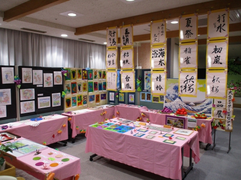 様々な作品がお客様をお出迎え！