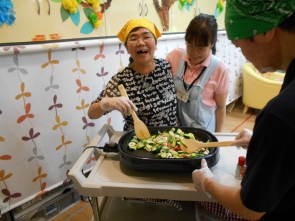 ちくわ、かにかま、ネギを加えてごま油で炒めます★皆で味見を重ね（笑）最高に美味しく仕上がりました！(*^_^*)