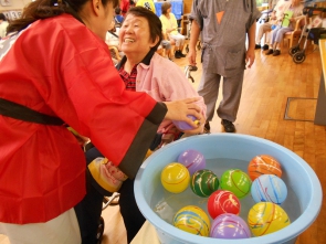 「やったぁ～！！この色が良いい～」と、しっかりお好きなヨーヨーを握られ。。(*^_^*)とても楽しんで頂けました！)^o^(