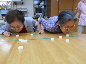 「負けないわよ！」と・・。頑張れ～！とお仲間の声援の中、頑張ってくださいました!(^^)!