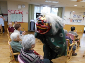 獅子舞の踊りが、とにかく素晴らしかったです！！お一人おひとり邪気を払って下さいました。