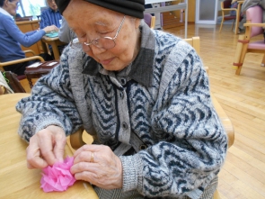 1枚1枚広げていきます。指先の体操ですね！