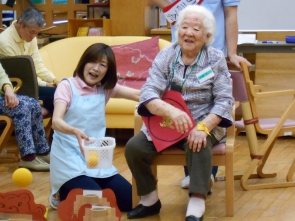 「当たるかしら・・」とスタート。的に当たるとニッコリ笑顔)^o^(