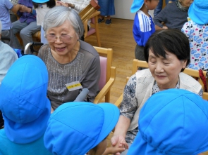 可愛い園児さんとの握手に。。うっとりです❤