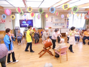 最後は皆さんと盆踊り。和太鼓もお客様がたたきました！