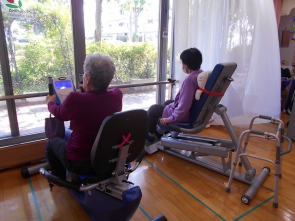 外の景色を眺め、お散歩に出かけている気分で「バイク」・「レッグプレス」に励んでます！