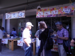 外には出店があり♪