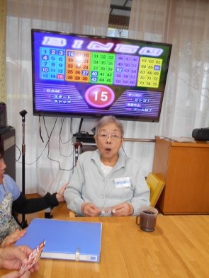 ビンゴゲームです。ハラハラしながら。。【リーチ！】最後はビンゴでお好きな景品をお選びいただきました。最高の笑顔を見せて下さいました！私達、職員は【お客様の笑顔】といった最高の景品をいただきましたぁ～(#^.^#)