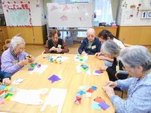 「これは細かい作業で指先を使うわね。。脳トレの様ね！」とお客様方の声。さすがです！！優等生!(^^)!