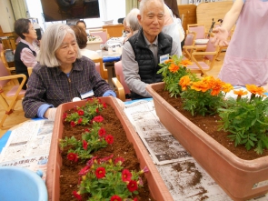 綺麗なお花を眺めお話も弾んでらっしゃいました！