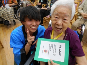 射的で命中！【当たったで賞】をＧｅｔ！！お見事でした　)^o^(  3日間、夏祭りを一緒に盛り上げて下さった実習生さん★有難うございました！お客様と一緒に、にっこりハイポーズ！