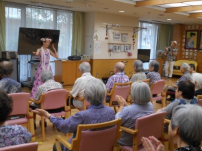 皆で一緒にフラダンス～♪