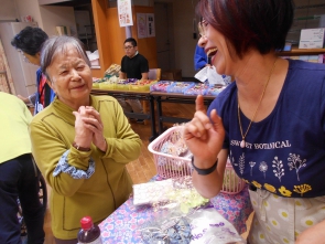 施設内ではお客様手作りのシュシュや帽子等の販売もあったりと(*^。^*)