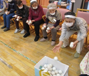 今年からの新種目「移動玉入れ」を楽しんで頂きました。