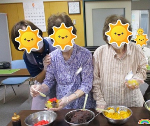 楽しくあんみつ作り自然と笑みがこぼれます！