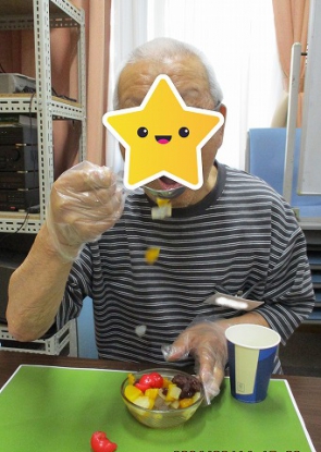 口を大きく開けて頬張る！