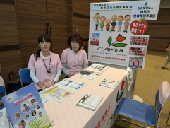 ブースで相談者をお待ちしている職員たち