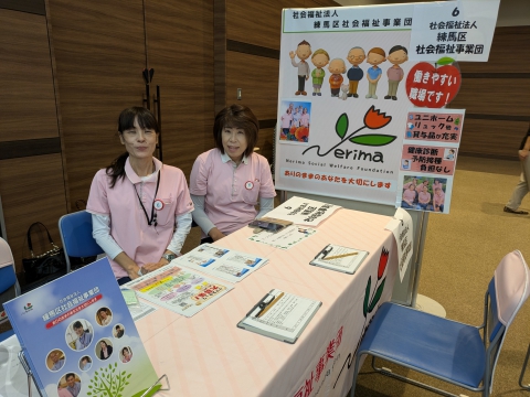 ブースで相談者をお待ちしている職員たち