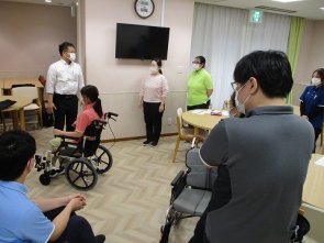 　　　　　　　　　　　　各自がお客様役になり体験