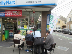 ファミリーマート練馬関町北一丁目店でのコンビニカフェ風景