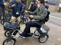 関町周辺は坂が多い地域です。自動車の免許を返納した後の移動手段として、電動三輪車を検討する方も多いようです。こちらは、電動四輪車。安定感は抜群です。