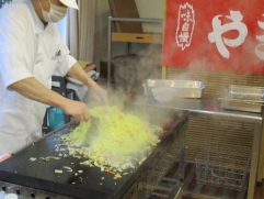 鉄板で焼きそばです