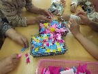 色の組み合わせも考え中。いくつのパーツを組み合わせるのでしょう？