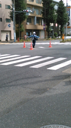 警察官のホイッスルが響きます