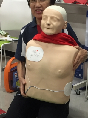 AEDのパッドは右胸と左脇下に貼ります
