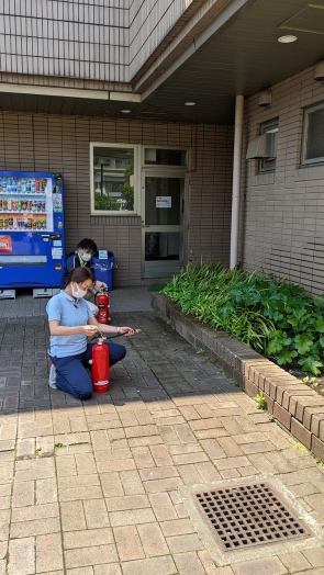 初めての 消火体験です