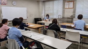 事業計画を確認しています。