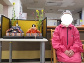 桃の花をひな人形と一緒に飾りました