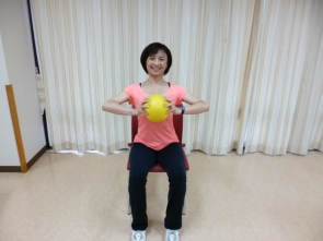 指先でしっかりボールを握り、胸の位置で両側から押します。腹筋も使いますが肩甲骨が開きます。