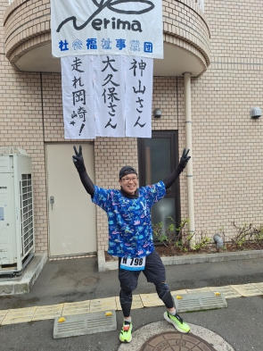 田柄地域包括支援センター所属の岡崎さんは余裕のポーズ！