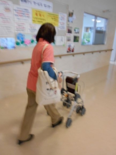 　　　　　お客様に貸し出す福祉用具の準備も朝の大事な仕事です
