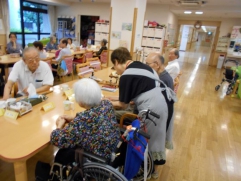 「おはようございます。」お茶をお出ししながら、さりげなく気遣う会話が最高のおもてなしですね！