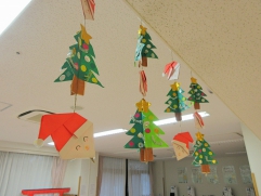　　　　季節の飾りはサンタさんとツリーです！
