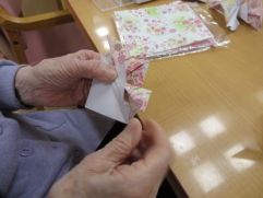                  お客様に折り紙をお渡しすると・・・・・