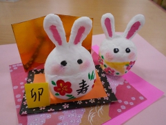　　　　　来年の干支、かわいい「卯うさぎ」の置物です！