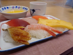      握り寿司の昼食でした！！