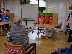 　　　鬼の口目がけて投げるぞー！