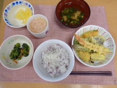 ご飯はゆかりご飯です♪