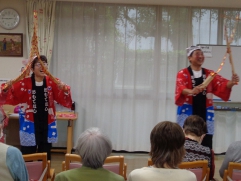 さて　さて　さては南京玉すだれ♪