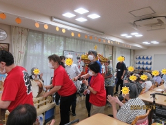 手作りのお神輿の練り歩き!