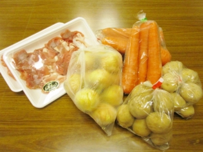 　　材料は、じゃがいも・玉ねぎ・にんじん・豚肉♪♪