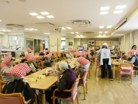　　　　　　　　　　　簡易防災頭巾をかぶって・・・。