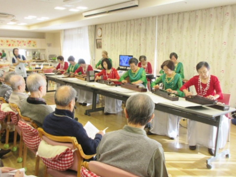 　　　　　　　　　　『田柄琴の会』の皆様です。