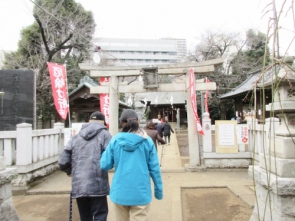 　　　　　　　　　　神社の鳥居