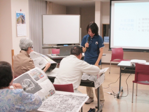  　　　　皆さんはいつもどうやって新聞を読みますか？