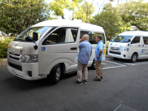 出発前の打ち合わせをする送迎員さん。ルートや道の状況も日々変わるので大事な時間です。